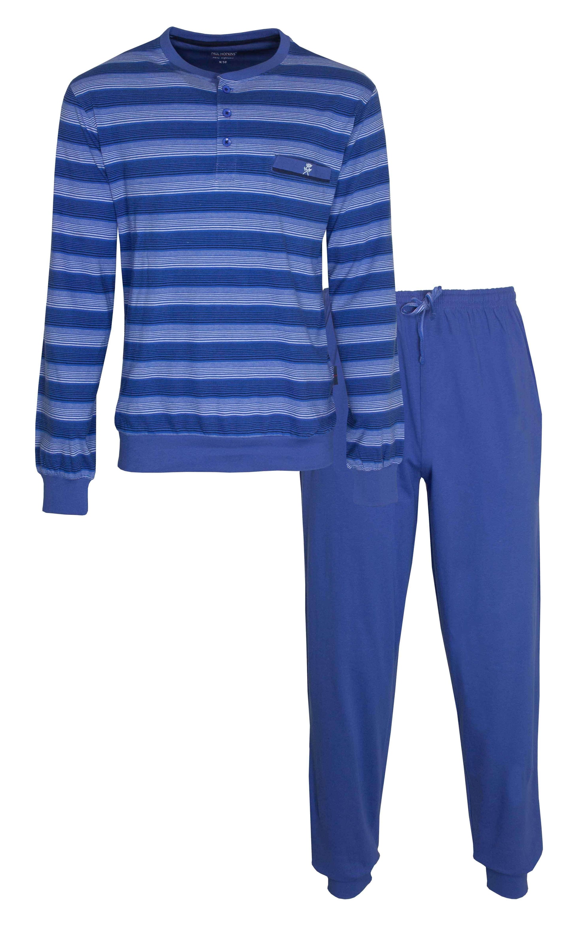 Blauwe gestreepte hje met lange mouwen en effen broek. Shirt heeft polosluiting en borstzakje met logo.