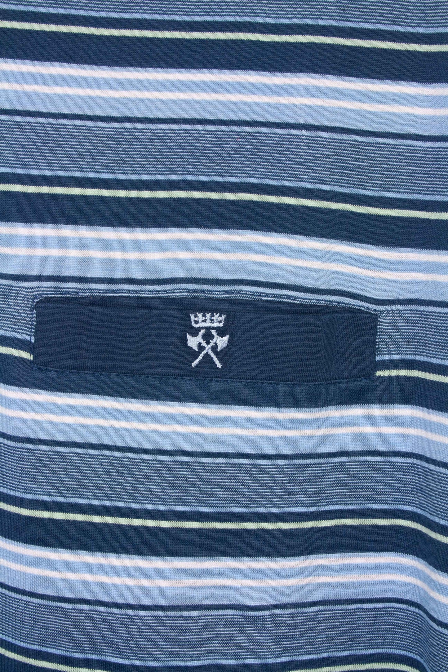 Gestreepte blauwe pyjama stof met verschillende tinten blauw en wit. Klein embleem met kroon en gekruiste bijlen.