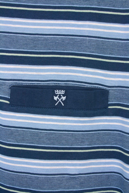 Gestreepte blauwe pyjama stof met verschillende tinten blauw en wit. Klein embleem met kroon en gekruiste bijlen.