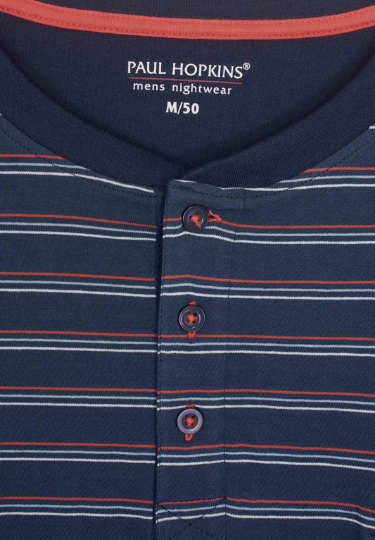 Blauwe gestreepte pyjama top van Paul Hopkins met knopen, lange mouwen en ronde hals. Merk en maat zichtbaar.