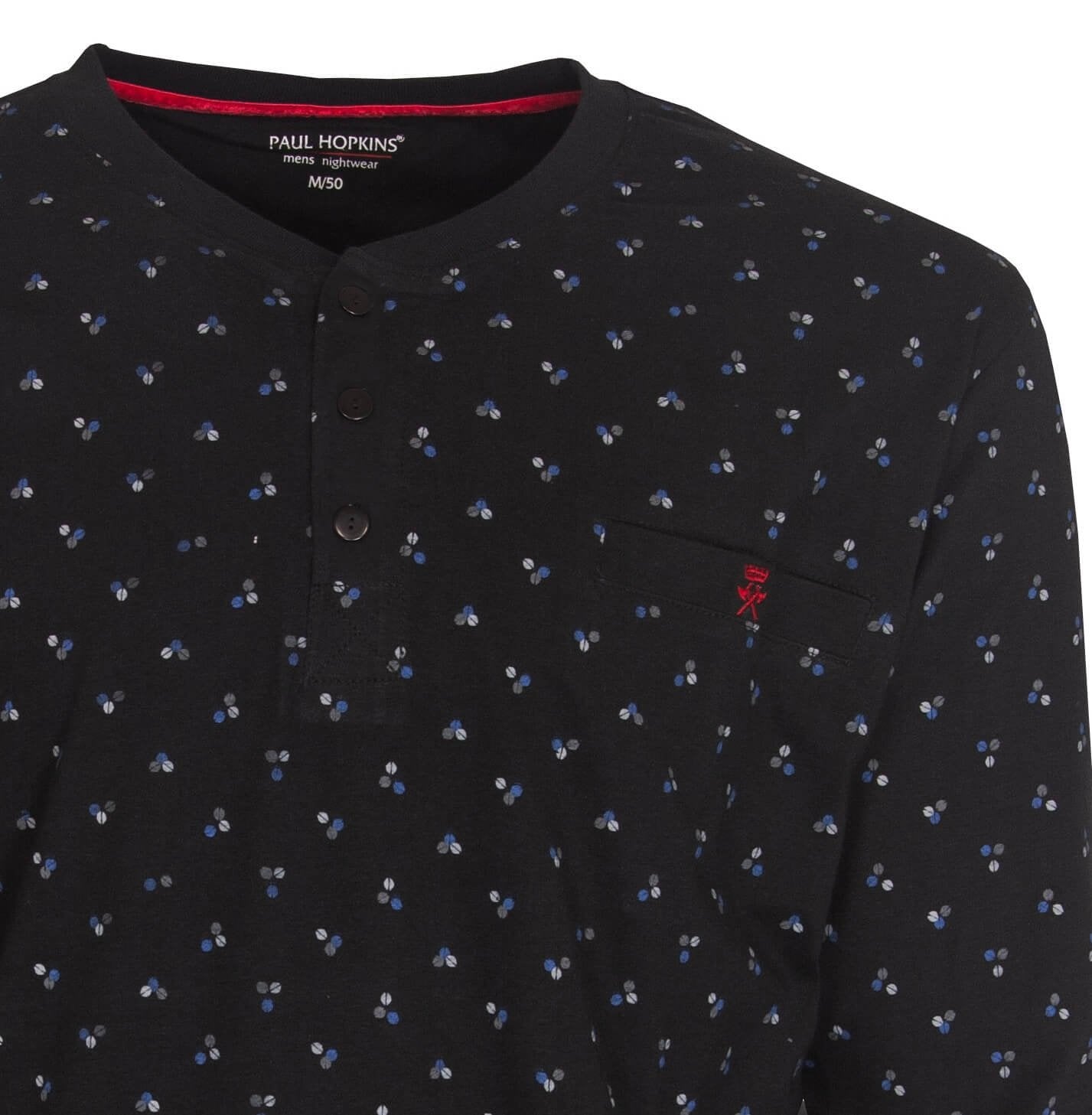 Grijze pyjama top met blauw-wit bloempatroon, knoopsluiting, borstzakje en rood geborduurd logo