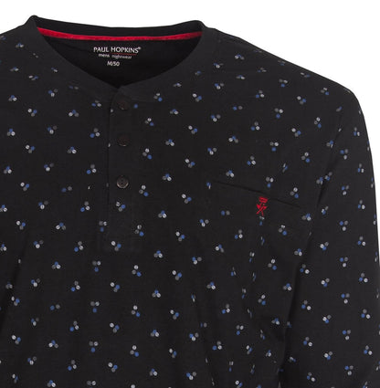 Grijze pyjama top met blauw-wit bloempatroon, knoopsluiting, borstzakje en rood geborduurd logo