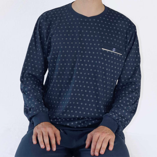 Donkerblauwe pyjama top met kleine geometrische print, ronde hals en borstzakje, gedragen door een persoon