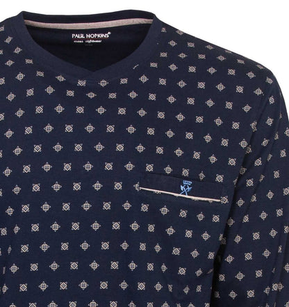 Donkerblauwe pyjama top met V-hals en all-over geometrisch patroon in lichte kleur, merk Paul Hopkins zichtbaar