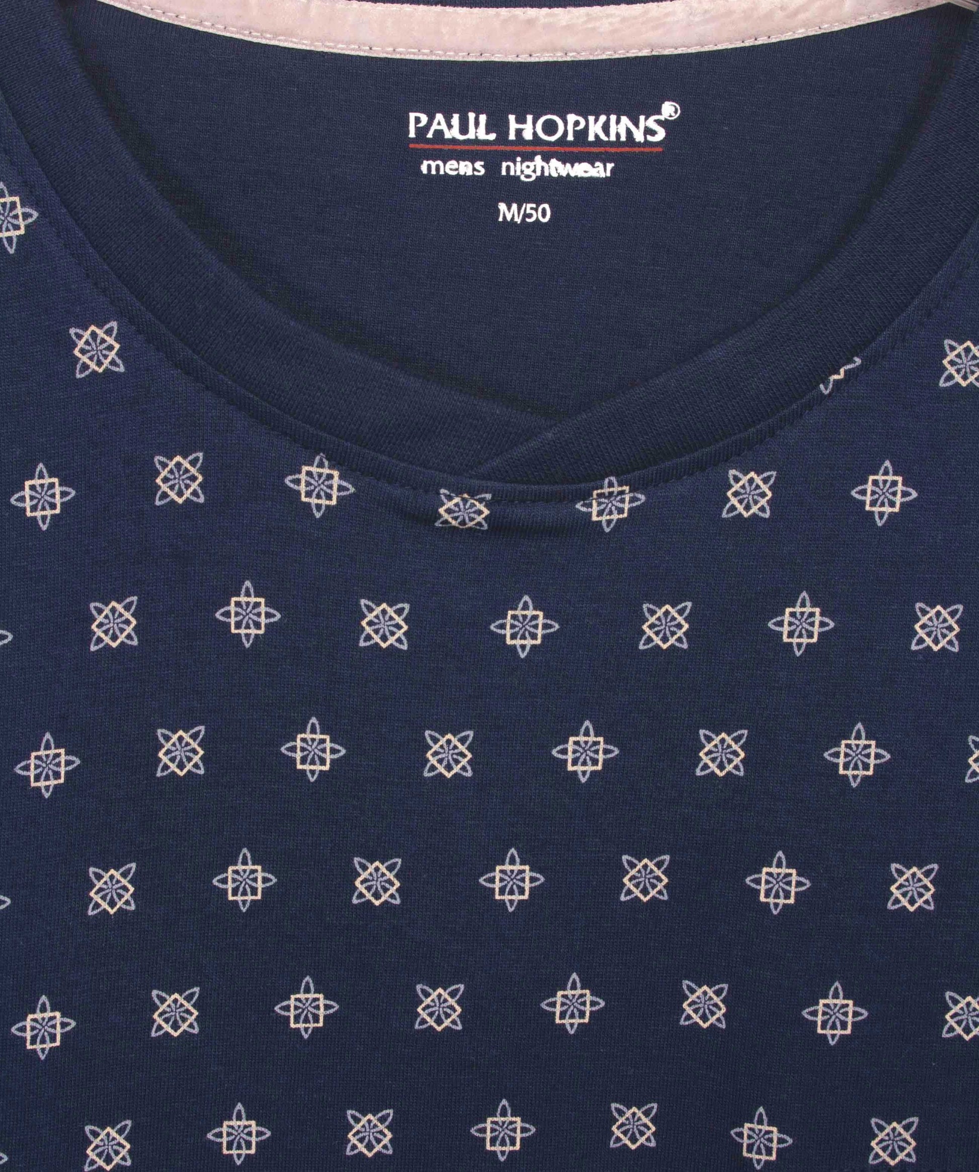 Donkerblauwe pyjama top met ronde hals en all-over print van kleine geometrische stervormen in lichte kleur