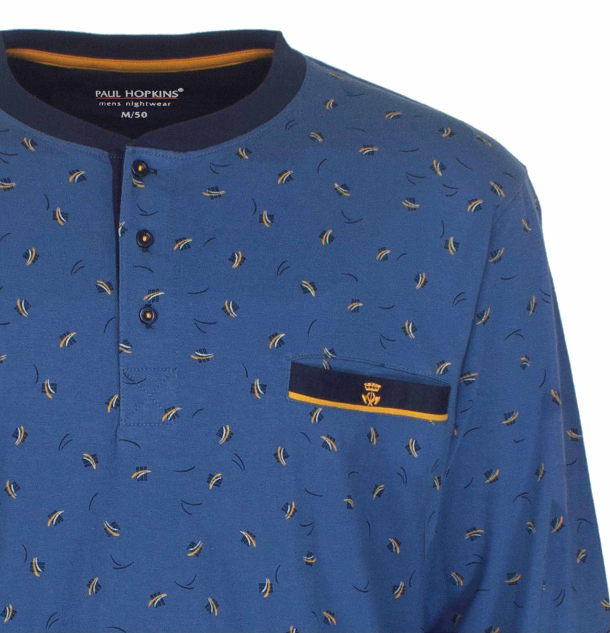 Lichtblauwe pyjama met kleine gele en zwarte motieven, drukknopennoopsluiting en borstzakje met merklogo