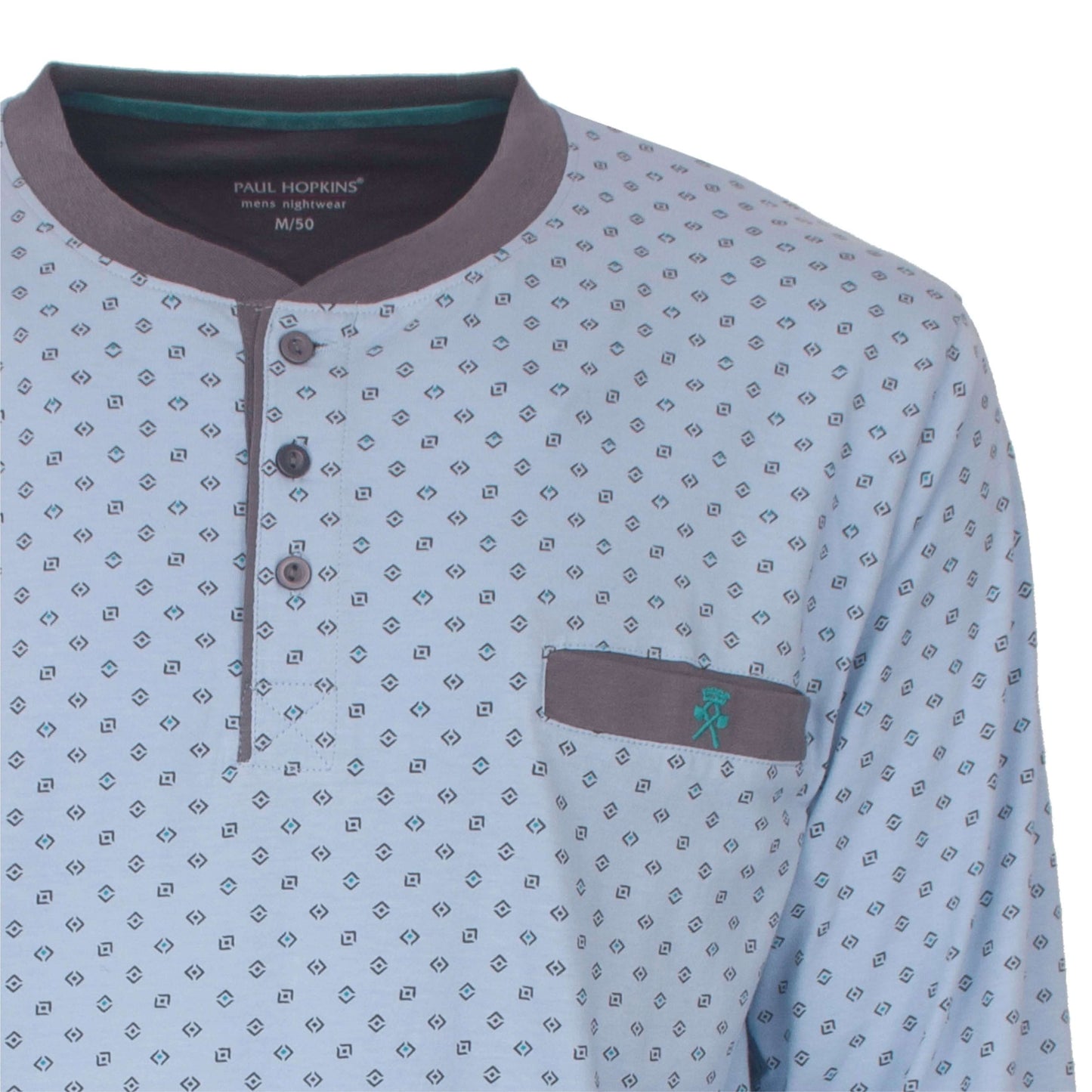 Lichtblauwe pyjama top met geometrisch patroon, knoopsluiting en borstzakje met logo, merk Paul Hopkins