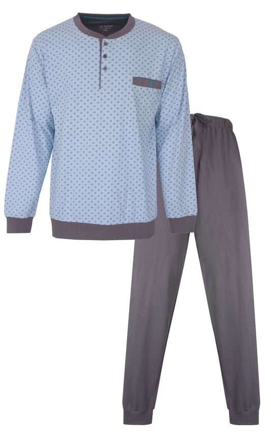Lichtblauwe pyjama met kleine print, grijze accenten en lange broek. Henley-hals met knoopjes.