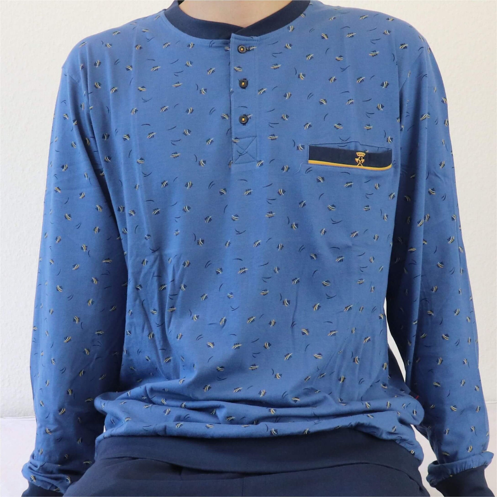 Lichtblauwe pyjama top met kleine geprinte motieven en een borstzakje met geel accent