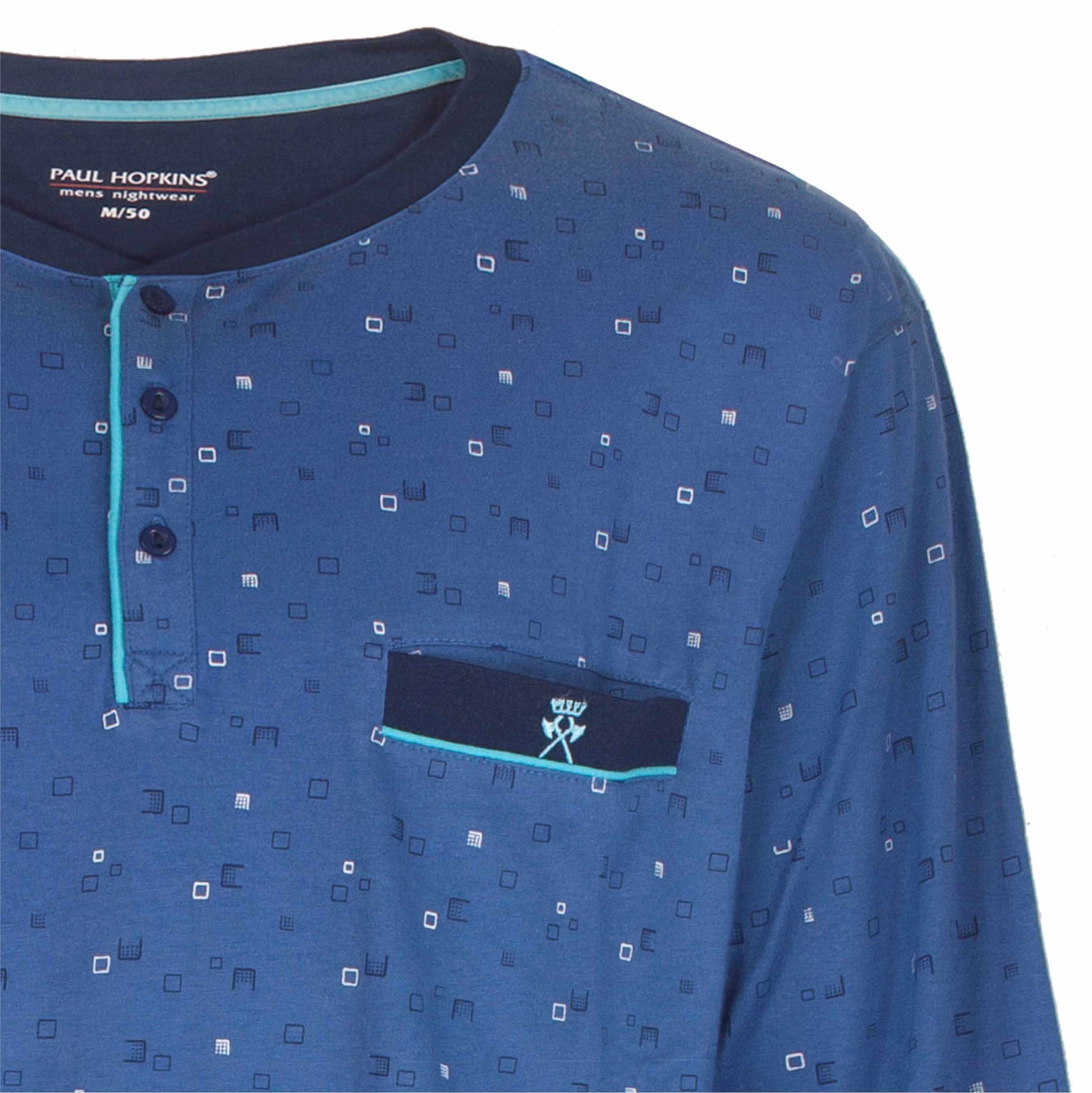 Lichtblauwe pyjama top met kleine vierkante print, borstzakje en knoopsluiting. Paul Hopkins merk zichtbaar.