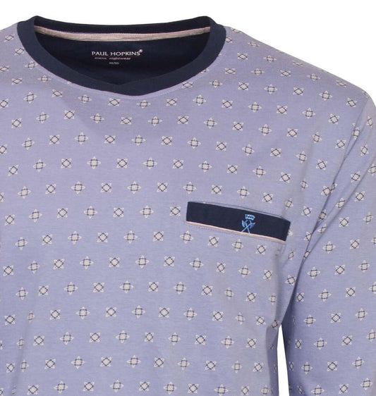 Lichtblauwe pyjama top met ronde hals, kleine geometrische print en donkerblauw borstzakje met logo.