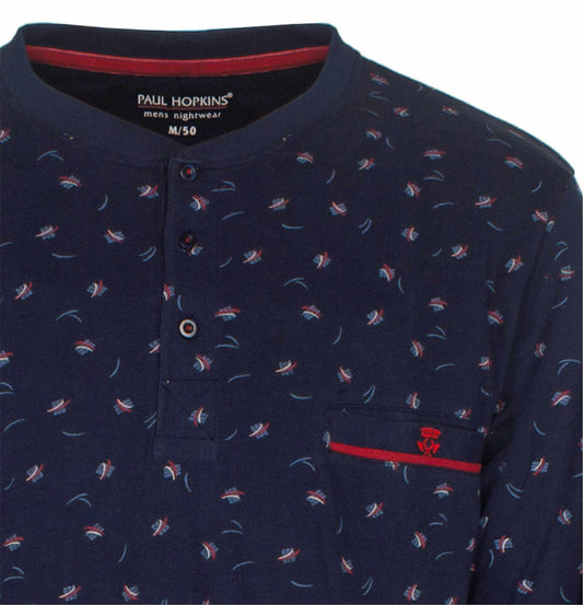 Donkerblauwe pyjama top met kleine rode en blauwe print, knoopsluiting en Paul Hopkins logo op borstzak