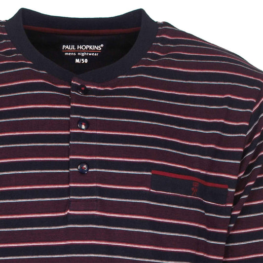 Donkerblauwe gestreepte heren pyjama van Paul Hopkins met polo sluiting en rood-witte strepen