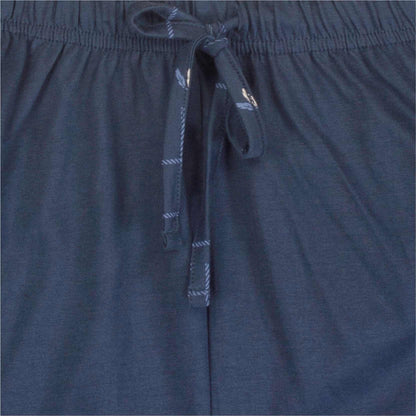 Close-up van een jeansblauw pyjama-broek met elastische band en aantrekkoord met gestreepte uiteinden