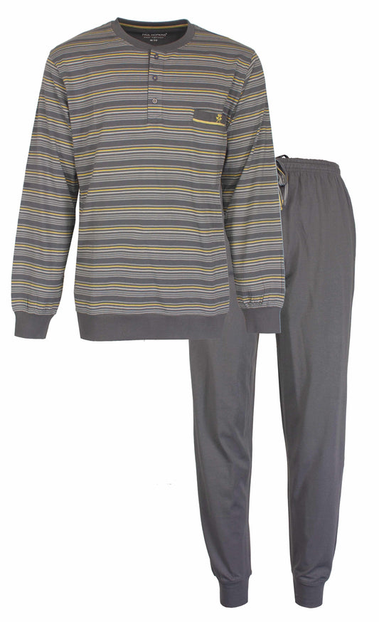 Grijze heren pyjama set met gestreept shirt en lange broek. Shirt heeft polo sluitingsstijl en gele accenten.