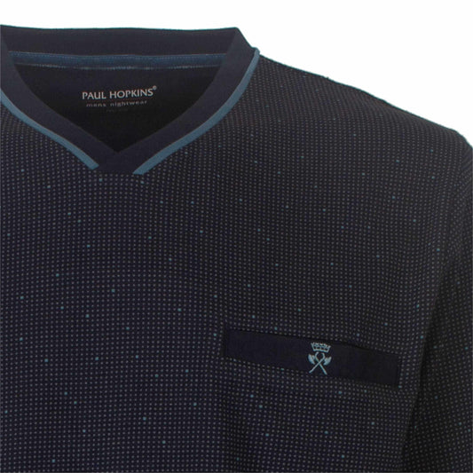 Close-up van een donkerblauwe pyjama top met V-hals en fijn geprint dessin, merk Paul Hopkins zichtbaar