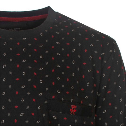 Donkergrijze pyjama met rood-witte wybertjes patroon en borstzakje met rood logo op de voorkant