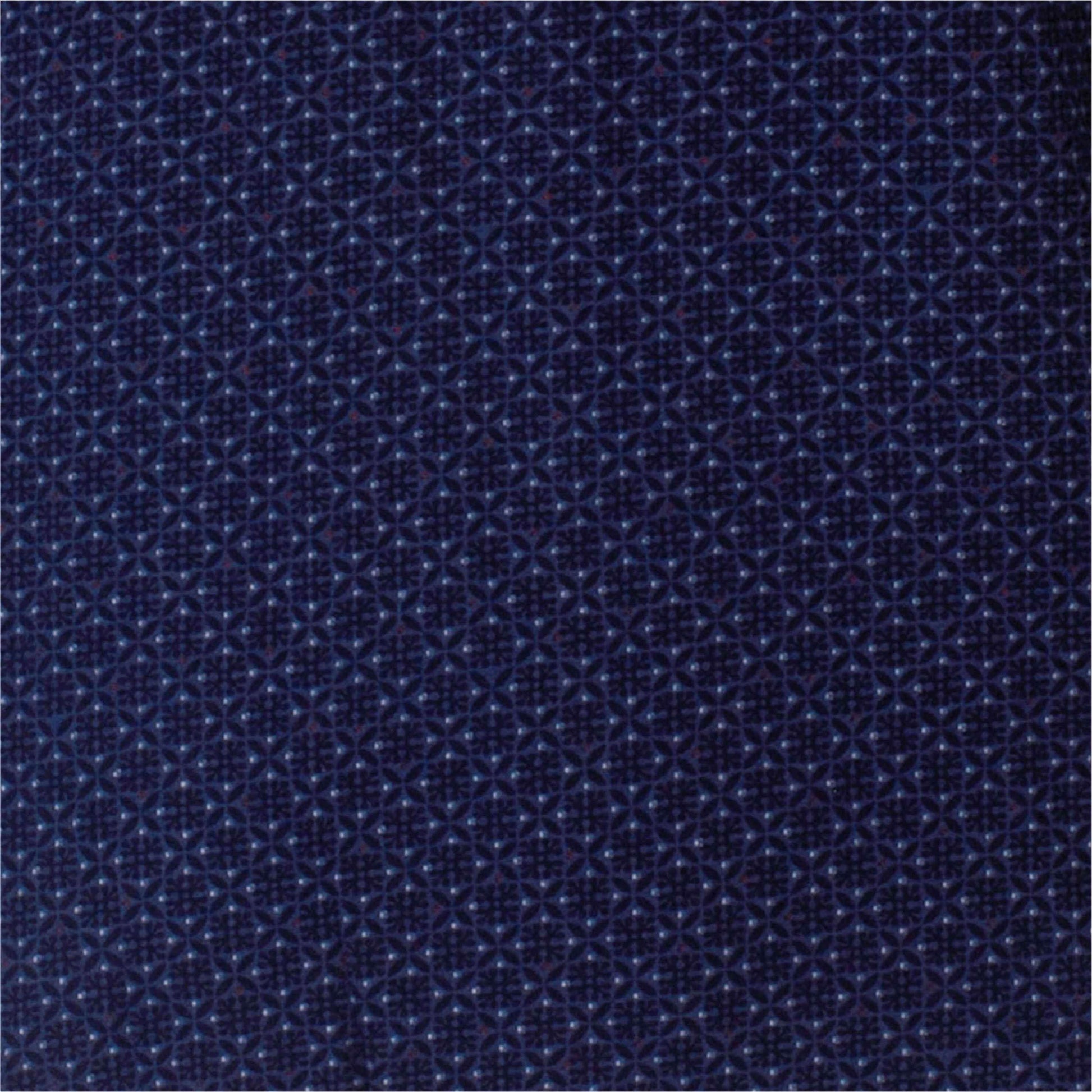 Close-up van blauw textiel met fijn geprint diamantpatroon, typisch voor pyjama of shortama stof.