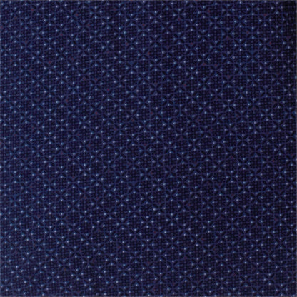 Close-up van blauw textiel met fijn geprint diamantpatroon, typisch voor pyjama of shortama stof.