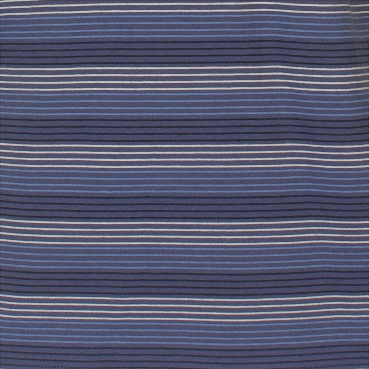 Blauwe stof met horizontale strepen in verschillende tinten blauw en wit, patroon voor pyjama set