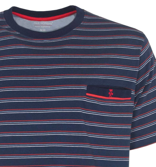 Blauw gestreept heren pyjama shirt met korte mouwen, ronde hals en een borstzakje met geborduurd logo.