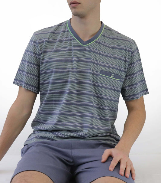 Blauw gestreepte heren shortama met V-hals en korte mouwen, gedragen door een model in zittende positie.