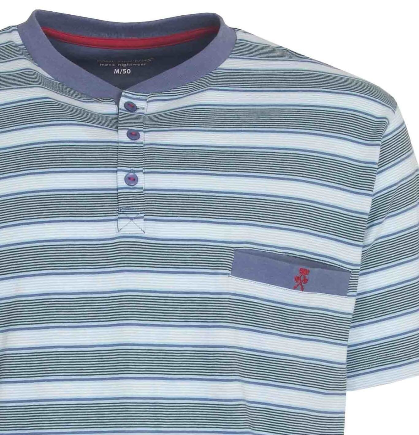 Blauw gestreepte heren shortama top met korte mouwen, knopen en een borstzakje met geborduurd logo.