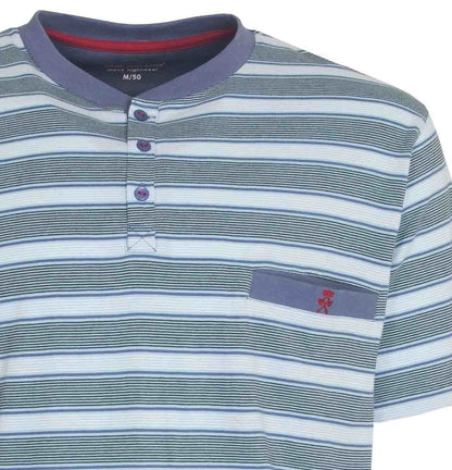 Blauw gestreepte heren shortama top met korte mouwen, knopen en een borstzakje met geborduurd logo.