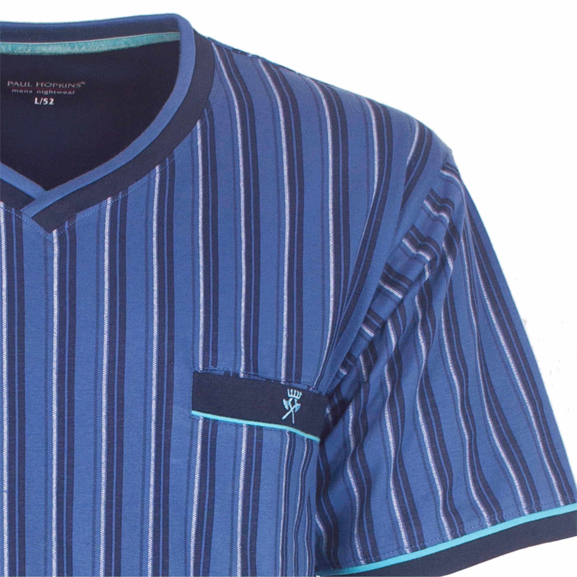 Blauw gestreepte heren pyjama top met V-hals en korte mouwen, gemaakt van gekamde katoen