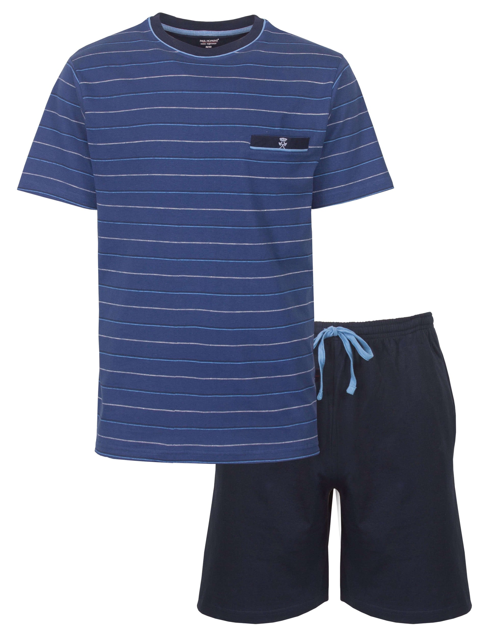 Blauwe gestreepte T-shirt en mouwen en donkerblauwe korte broek, beide gemaakt van 100% katoen.