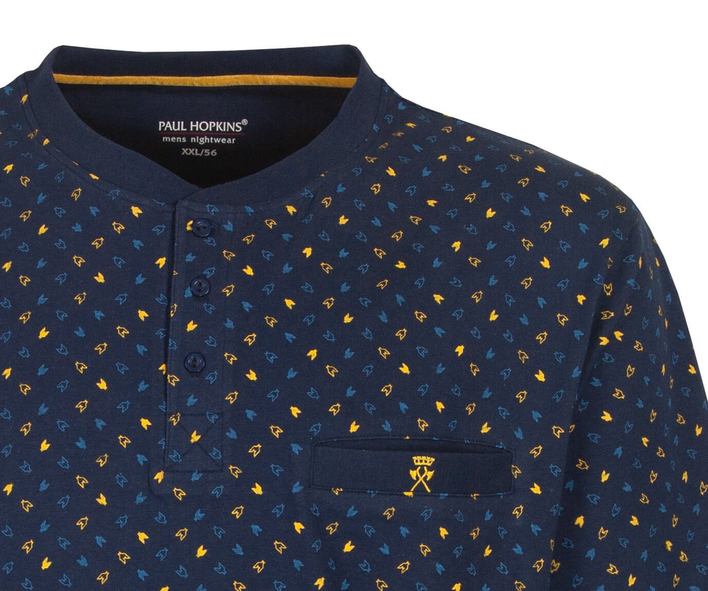 Donkerblauwe pyjama top met gele en blauwe stippen, knoopsluiting en borstzakje met geel logo