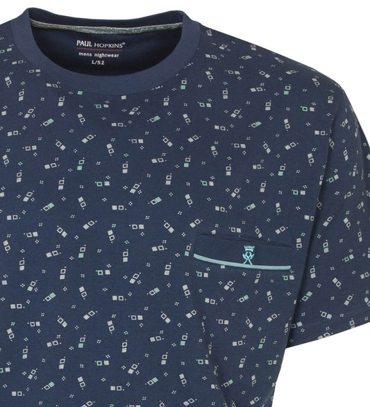 Blauwe heren shortama met geometrisch patroon, ronde hals en borstzakje. Paul Hopkins merk voor nachtkleding.
