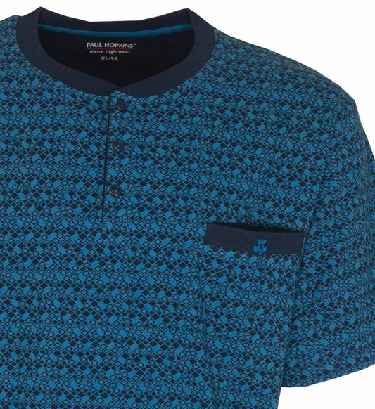 Blauwe heren shortama met geometrisch patroon, ronde hals, knoopsluiting en borstzakje met logo.