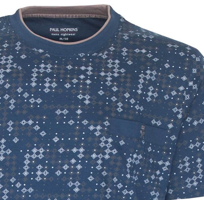 Blauwe heren pyjama top met geometrisch patroon in wit en grijs, ronde hals en korte mouwen van Paul Hopkins