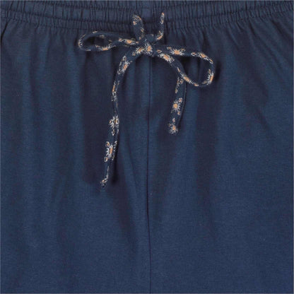 Close-up van een blauwe shortama met geprint koord. De stof heeft een subtiel geprint dessin.
