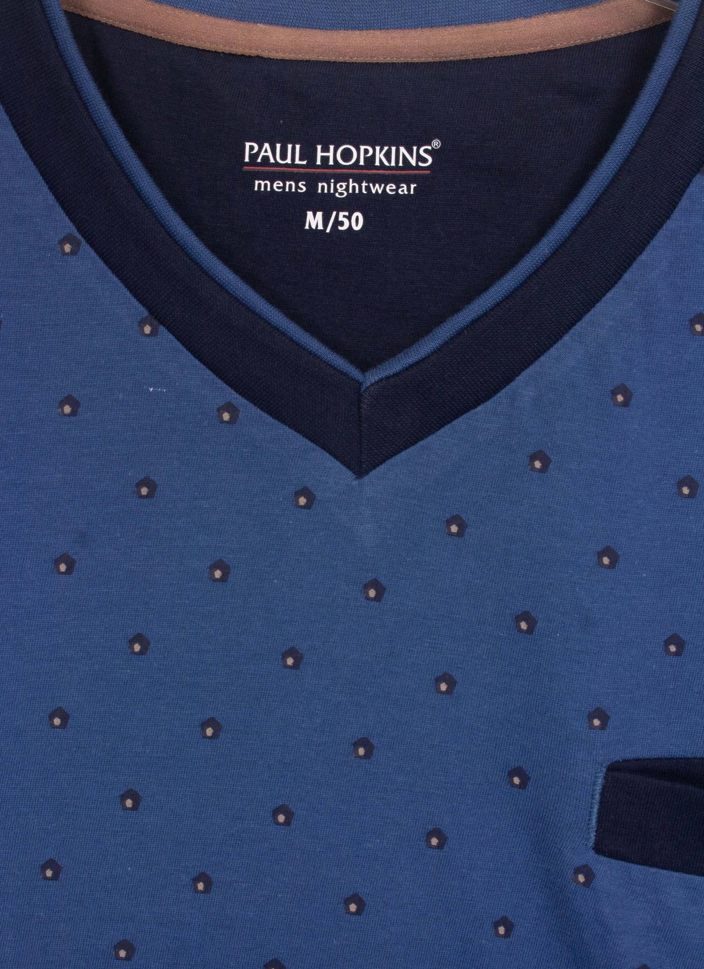 Blauwe heren shortama van Paul Hopkins met V-hals en stippenpatroon, maat M/50 op het label zichtbaar.