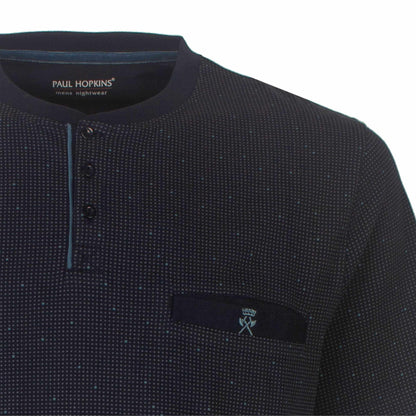 Donkerblauwe heren shortama van Paul Hopkins met geprint dessin en polo sluiting, close-up van de bovenkant.