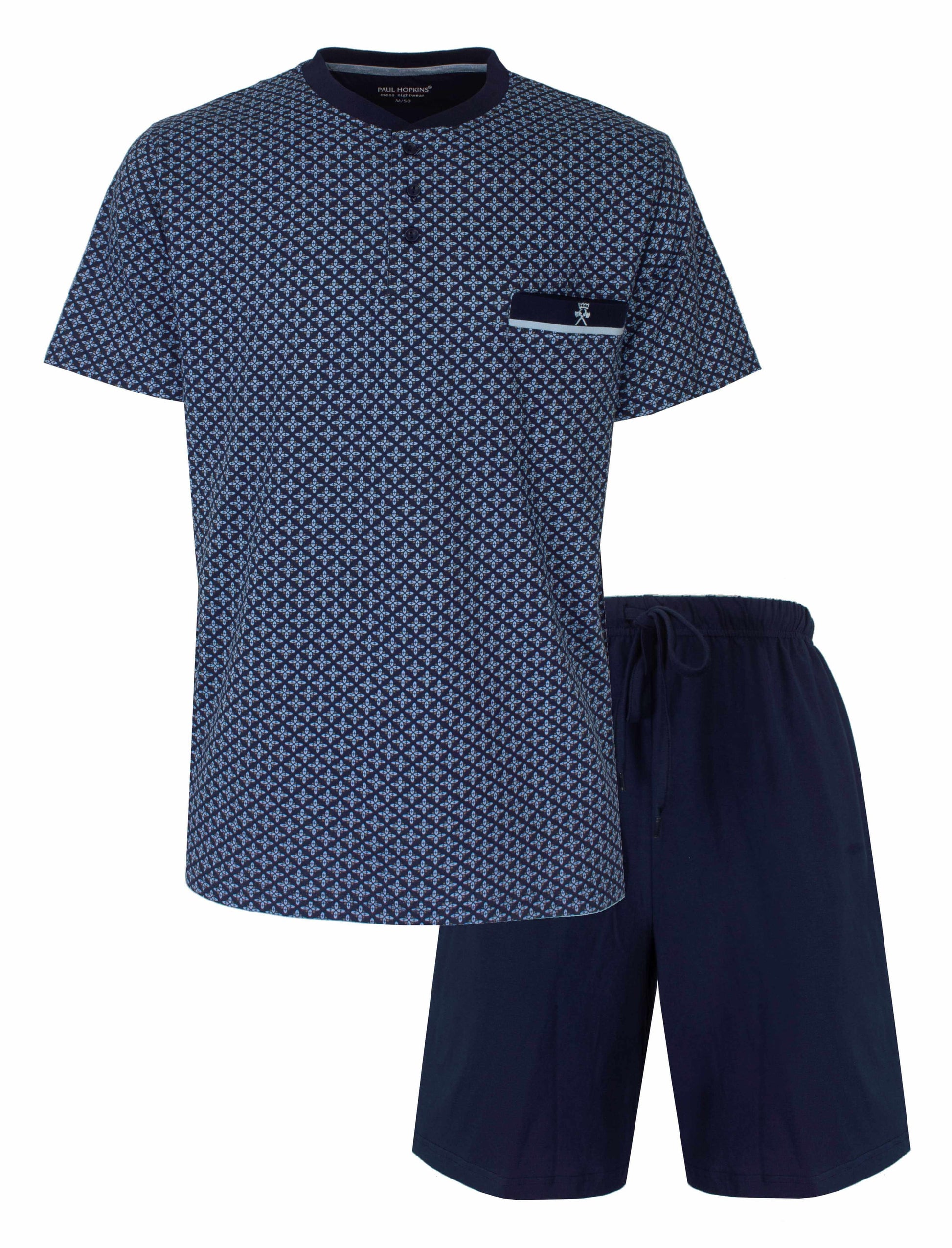 Donkerblauwe heren shortama met geometrisch patroon op shirt, polo sluiting en borstzakje. Effen donkerblauwe shorts.