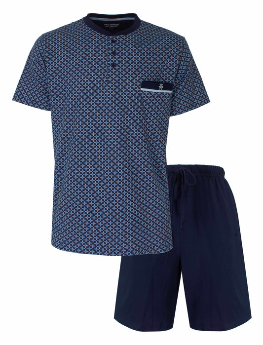 Donkerblauwe heren shortama met geometrisch patroon op shirt, polo sluiting en borstzakje. Effen donkerblauwe shorts.