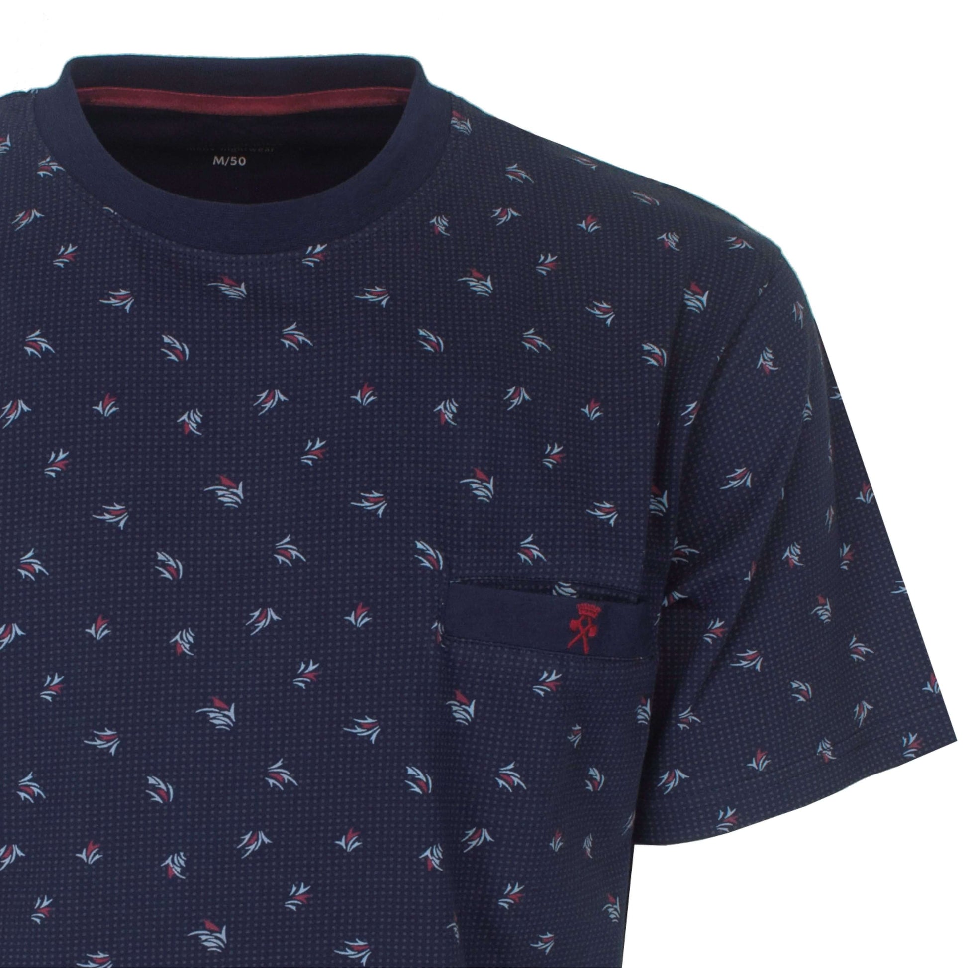 Donkerblauwe heren shortama met ronde hals en subtiel geprint dessin van kleine bloemmotieven in lichtblauw en rood.