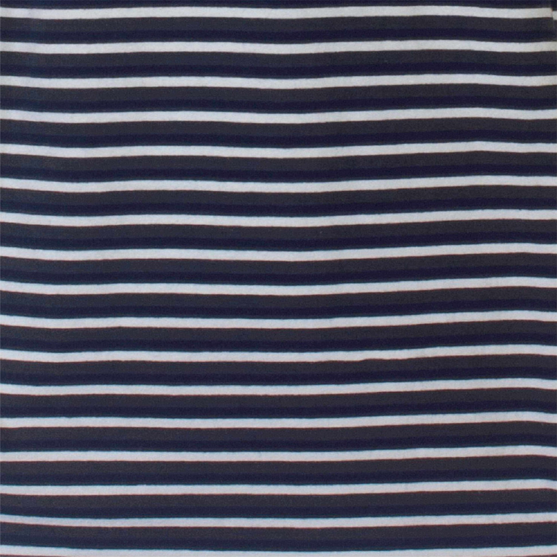 Gestreept patroon van donkerblauwe en witte horizontale lijnen, textiel voor een pyjama set.