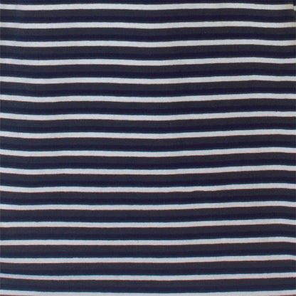 Gestreept patroon van donkerblauwe en witte horizontale lijnen, textiel voor een pyjama set.