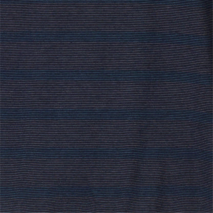Close-up van een fijn gestreepte blauwe stof, gebruikt voor een heren shortama van Paul Hopkins.