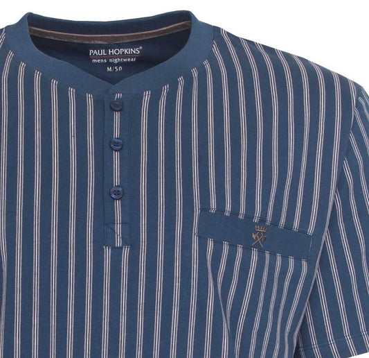 Blauw gestreepte heren shortama van Paul Hopkins met V-hals en knoopsluiting, gemaakt van katoen voor nachtkleding.
