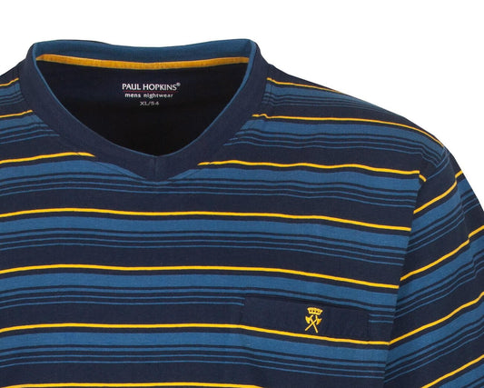 Gestreept blauw heren pyjama shirt met gele accenten, V-hals en Paul Hopkins logo op de borst.