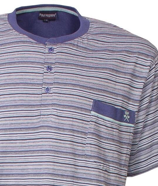 Gestreept blauw heren shortama bovenstuk met korte mouwen, polo-sluiting en borstzakje met geborduurd logo