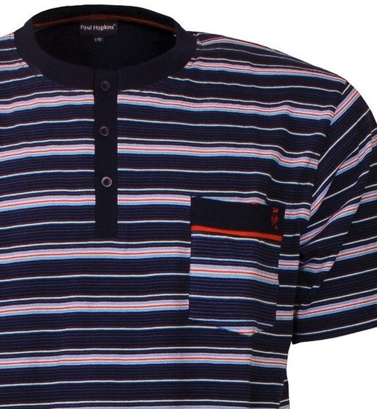 Gestreepte blauwe heren shortama met polo-hals, korte mouwen, borstzakje en een logo. Gemaakt van katoen.