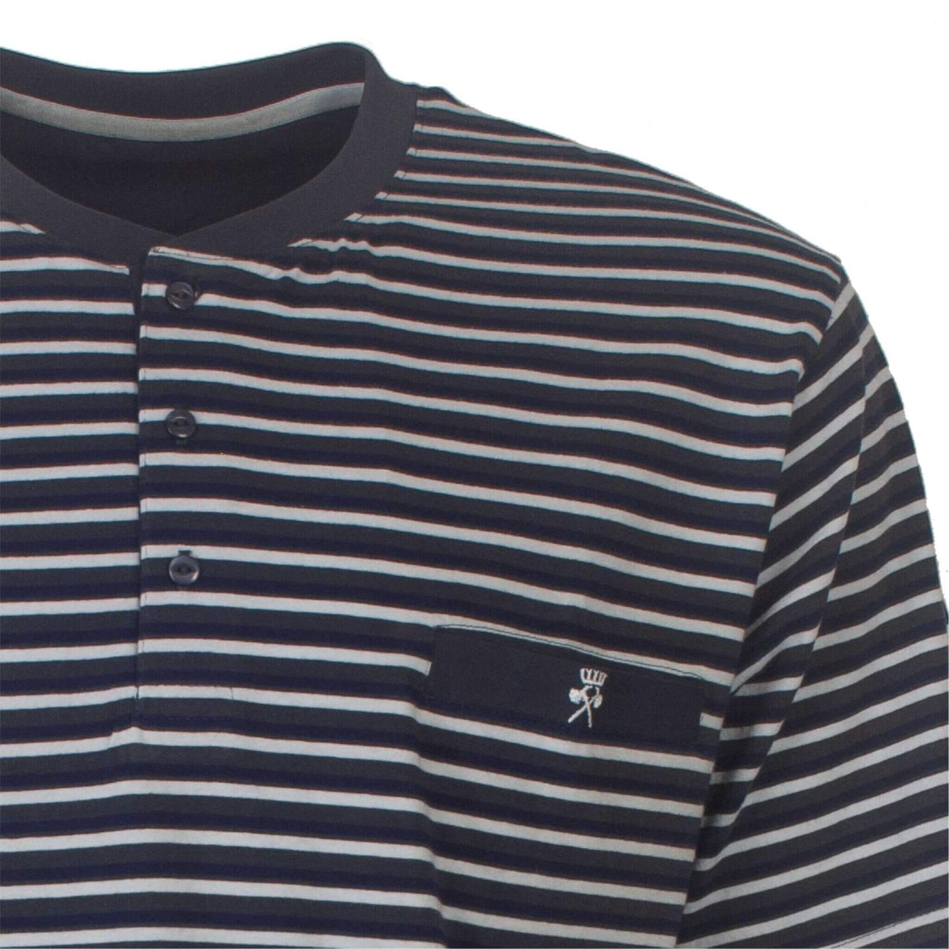 Gestreept bovenstuk van een heren shortama in blauw, wit en bruin, met polo sluiting en een klein logo