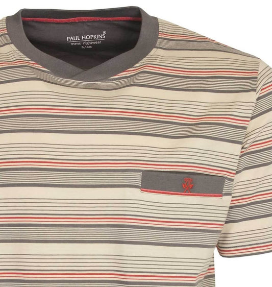 Gestreept T-shirt van Paul Hopkins nachtkleding met grijze, beige en rode strepen, ronde hals en klein zakje op de borst.