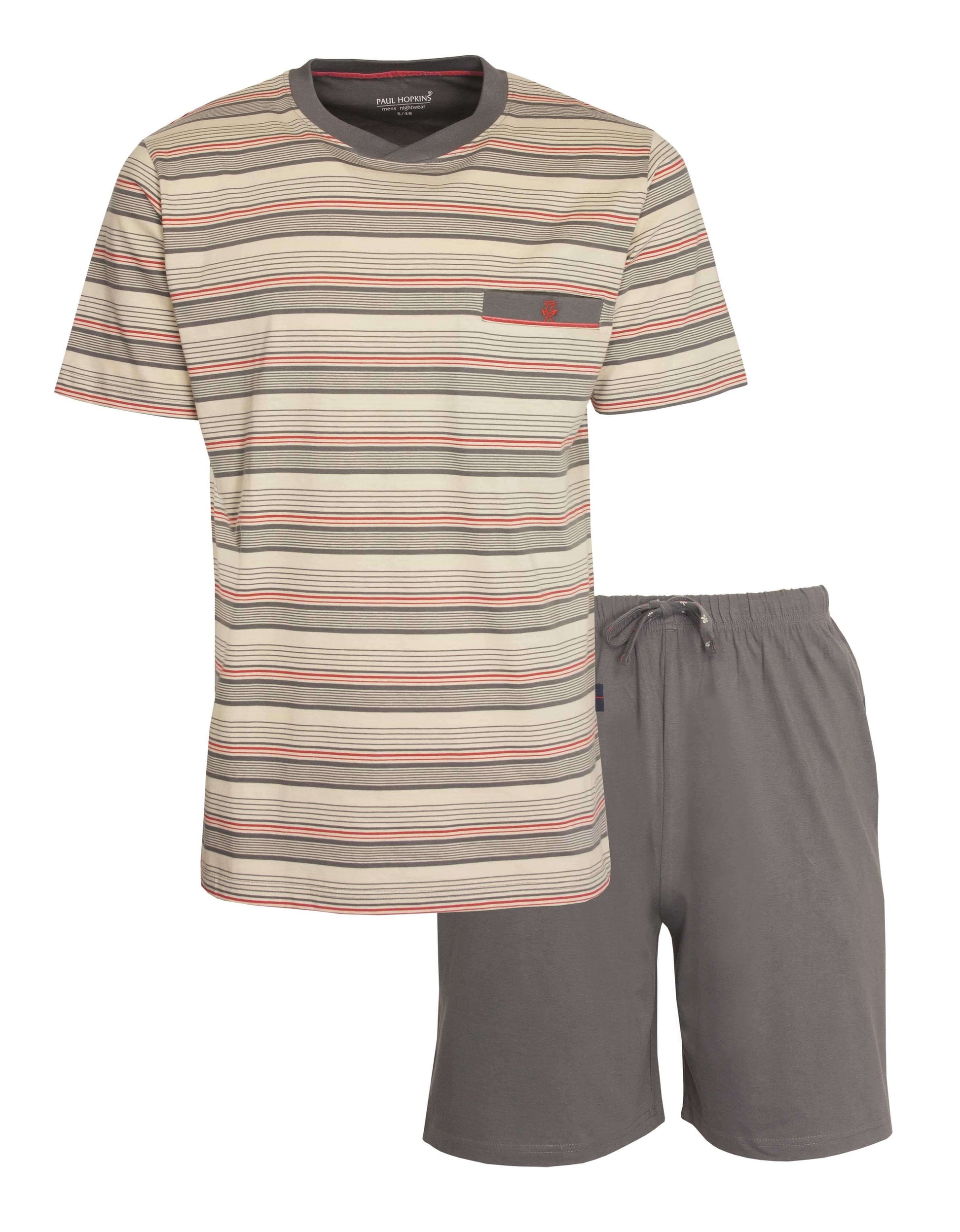 Gestreepte grijze heren shortama set.-shirt en korte broek. T-shirt heeft rood-grijze strepen en borstzakje.